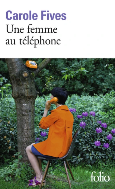 Une femme au téléphone