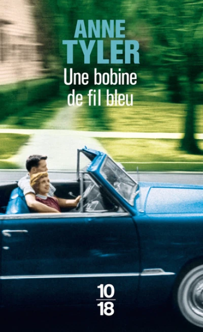 Une bobine de fil bleu