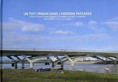 Un toit urbain dans l'horizon paysager