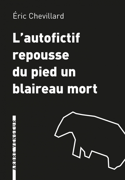 L'autofictif repousse du pied un blaireau mort