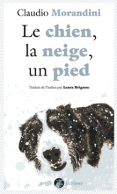 Le chien, la neige, un pied