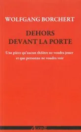 Dehors devant la porte